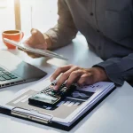 کاهش قیمت نفت و انتظار برای اظهارات جروم پاول، تاثیر بر وال استریت