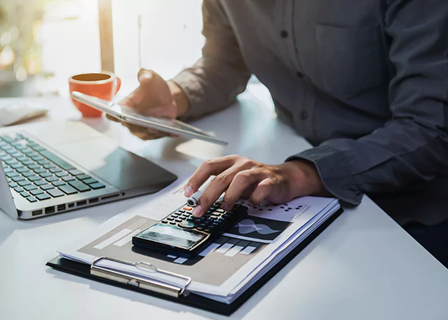 کاهش قیمت نفت و انتظار برای اظهارات جروم پاول، تاثیر بر وال استریت