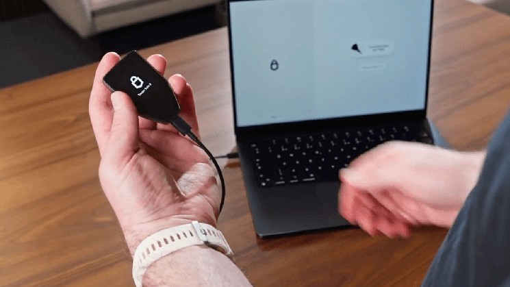 کاربران Trezor اکنون می‌توانند از Uniswap، Aave و OpenSea بدون خطر استفاده کنند