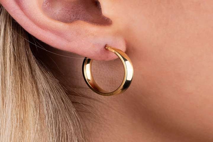 راهنمای انتخاب بهترین گوشواره حلقه‌ای طلا برای استایل روزمره و رسمی