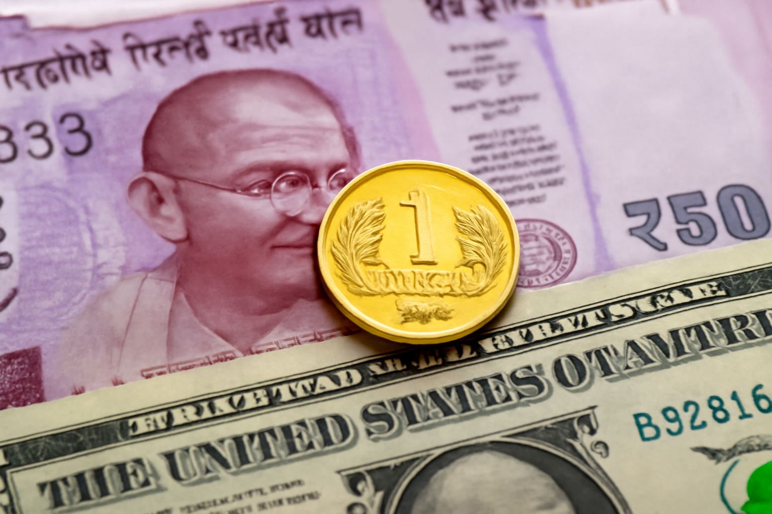 بانک مرکزی هند اقداماتی برای جلوگیری از کاهش بیشتر روپیه انجام می‌دهد