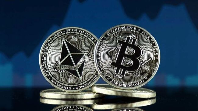 افت قیمت بیت‌کوین و اتریوم در پی فشار فروش مالیاتی و خروج ETF