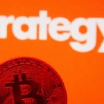 زیان سنگین استراتژی در سه‌ماهه چهارم همزمان با سقوط بیت‌کوین به ۶۴ هزار دلار